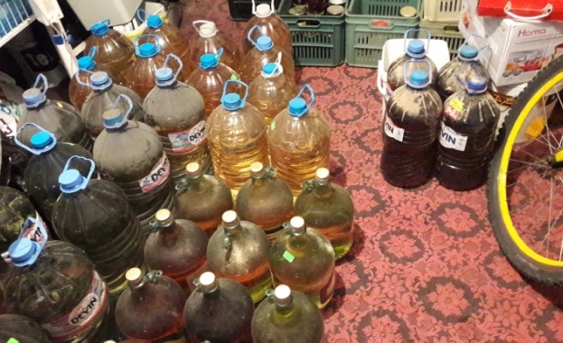 На митница Свищов хванаха 361 литра нелегална ракия