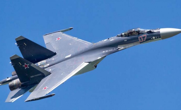 Фигури от висшия пилотаж, изпълнени за първи път с изтребител Су-35С (Видео)