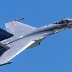 Фигури от висшия пилотаж, изпълнени за първи път с изтребител Су-35С (Видео)