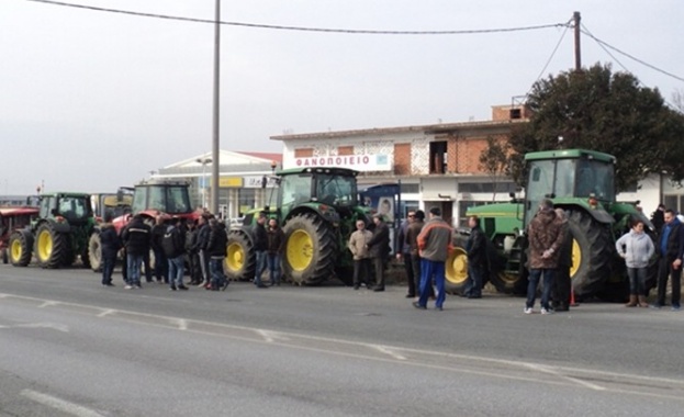 Фермерите се отказаха за днес да затварят пътя за България