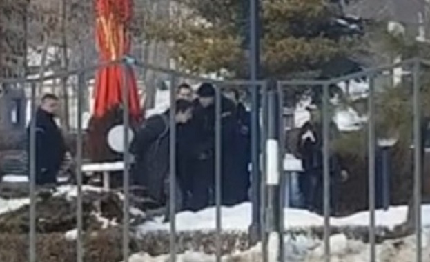 Униформени бият младеж в клип