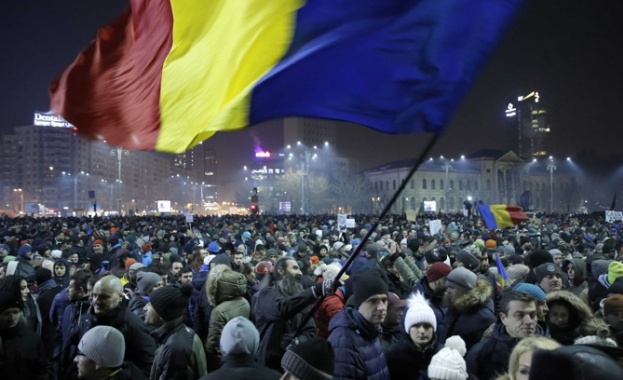 Многохилядните протести в Румъния продължават