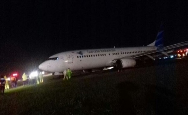 Самолет със 130 души на борда се подхлъзна при кацане