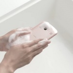 Японска компания пуска смартфон, който може да се мие с вода и сапун