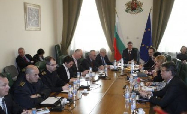 Започна спешното заседание за машинното гласуване