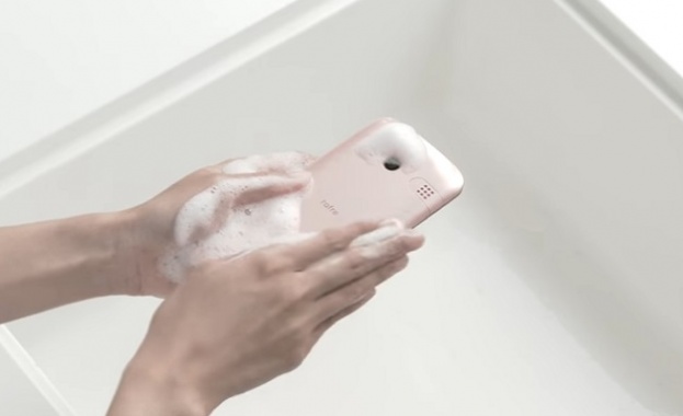 Японска компания пуска смартфон, който може да се мие с вода и сапун