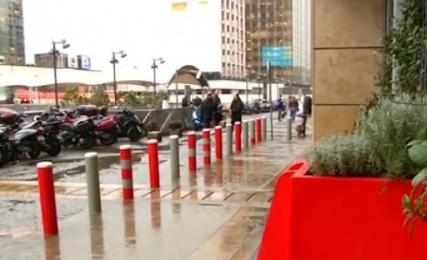 Центърът на Париж се сдоби с обществени улични писоари