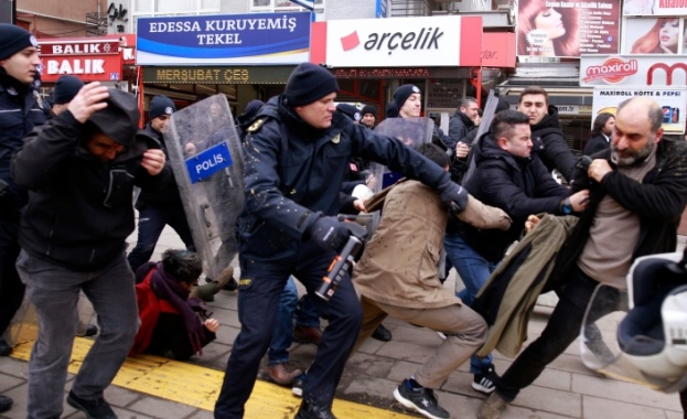 Турската полиция разпръсква протест с гумени куршуми и сълзотворен газ