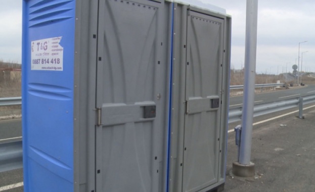 Държавата постави тоалетни за чакащите на „Капитан Андреево”