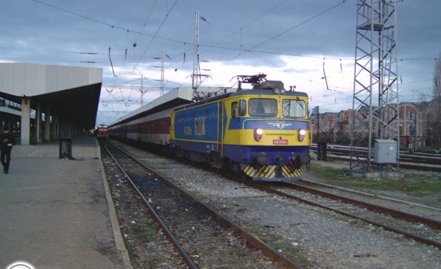 Пламна локомотивът на бързия влак Бургас-София