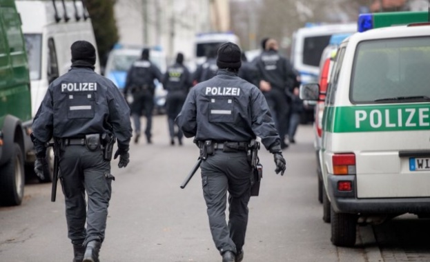 Холандската полиция налага фейскнтрол, ще съблича бедняци със скъпи дрехи