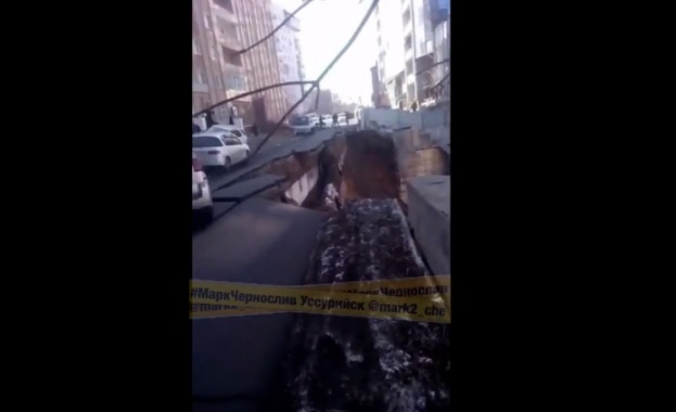 20-метрова дупка зейна на улица във Владивосток (ВИДЕО)
