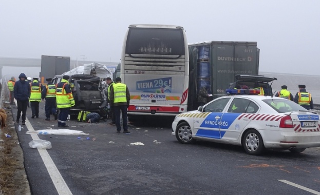 Четирима българи, пострадали в катастрофата в Унгария, остават в тежко състояние
