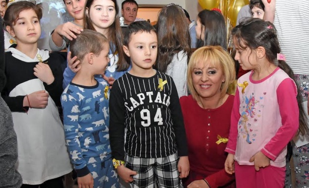 Омбудсманът Мая Манолова облече пижама в подкрепа на онкоболните деца