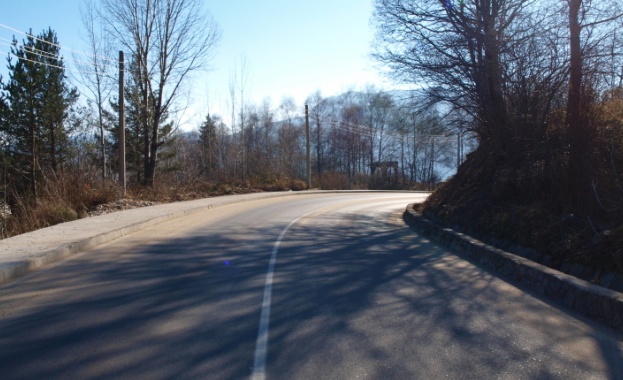 АПИ: Пътните настилки в страната са сухи, на места мокри, заснежени, по усойните места заледени