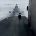 Военен пилот приземи хеликоптер на шосе, помоли да го упътят (видео) 