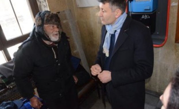 Раздадоха якета, обувки и шапки на бездомниците на Централна жп гара-Пловдив
