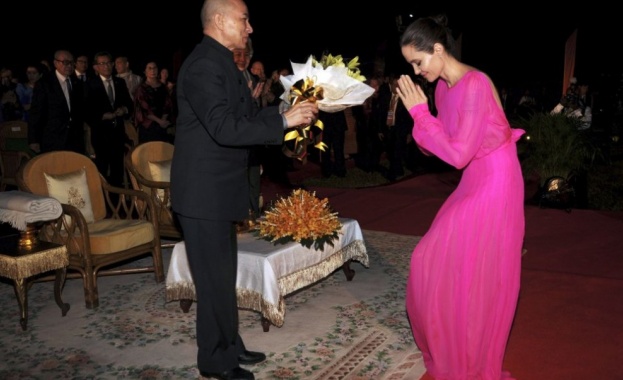 Джоли представи филма си за "Червените кхмери" в Камбоджа 