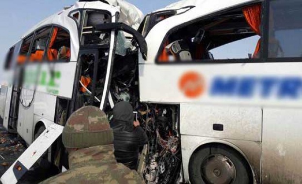 Осем души загинаха при автобусна катастрофа в Турция