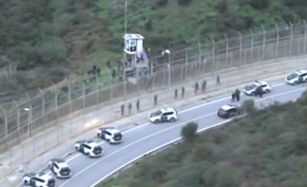 Стотици нелегални мигранти нахлуха на испанска територия 