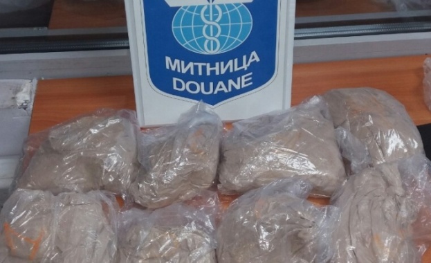Три българки се опитаха да внесат над 3 кг хероин от Турция