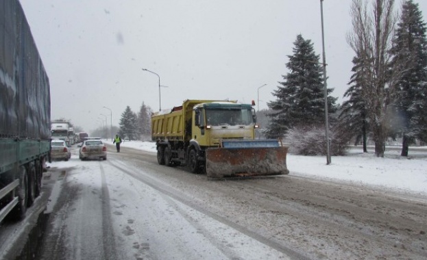 Снегът усложнява пътната обстановка в страната