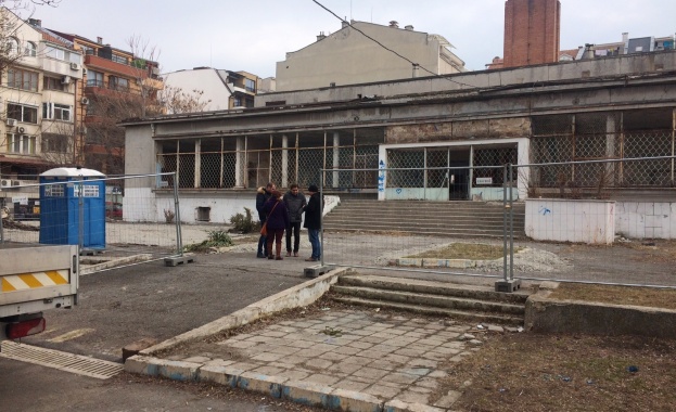 Старата баня в двора на ОУ "Любен Каравелов" в Бургас се превръща в модерен обучителен център