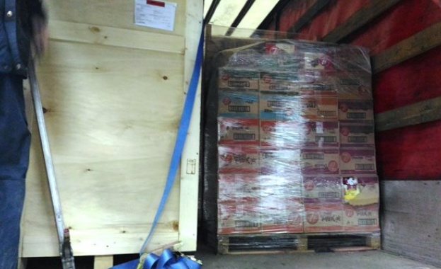 Митничари откриха близо 100 кг нелегален тютюн за наргиле в кашони с кроасани