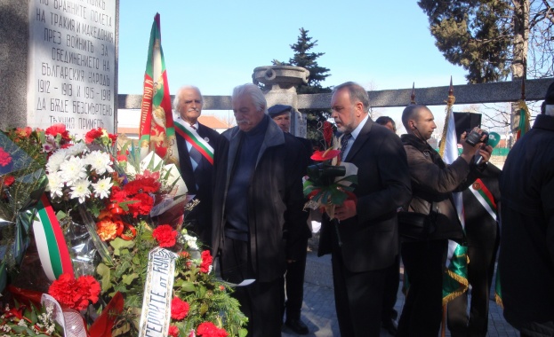 Славчо Велков поднесе цветя на паметника на загиналите от 27-ми Чепински полк