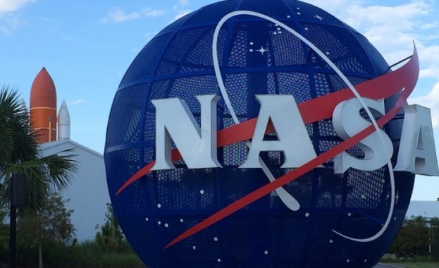 Космическа капсула на НАСА носеща проба от скален материал взет
