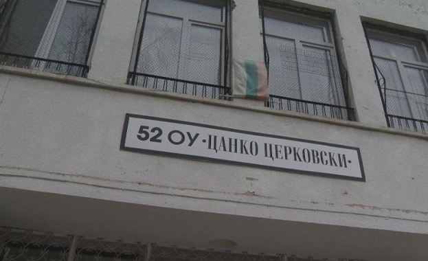 Министър и кметове на среща след трагедията в 52 ОУ