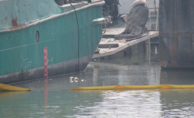 Кораб потъна наполовина в Дунав след пробойна от ледохода 