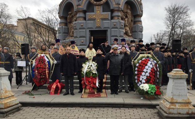 Българите в Москва поднесоха венци и цветя на паметника на гренадирите, загинали в боевете за Плевен