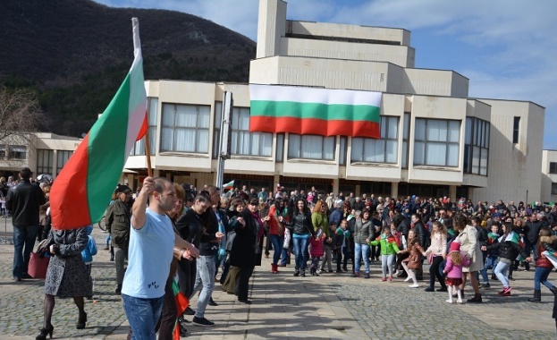 Над 4000 български знамена бяха раздадени във Враца