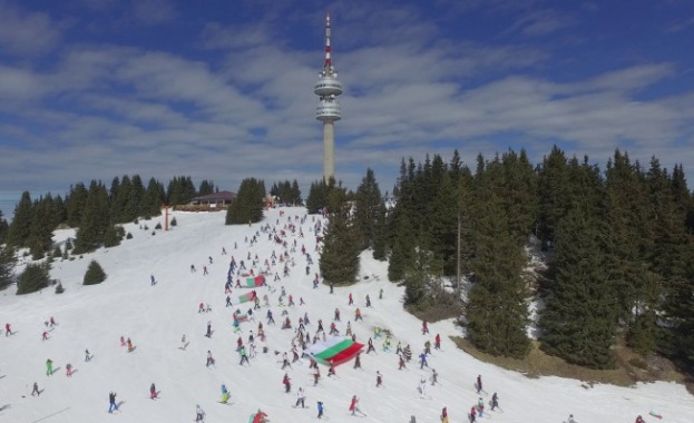 200 скиори с носии се спуснаха с националния флаг от връх Снежанка