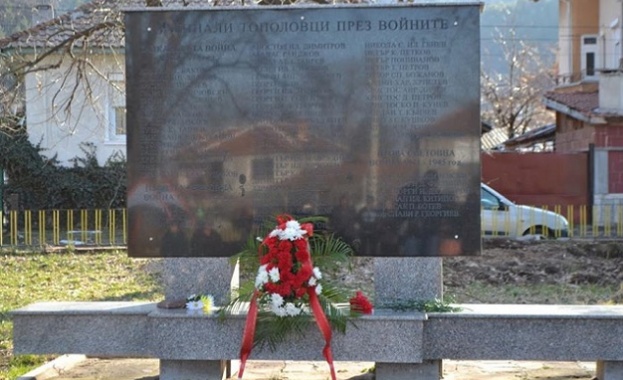 Младежи от БСП-Асеновград се включиха в честването на Трети март в село Тополово