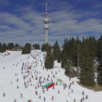 200 скиори с носии се спуснаха с националния флаг от връх Снежанка