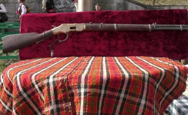 Родопски хайдути извадиха от музея пушката на Капитан Петко войвода