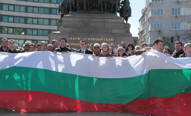 10-метров трибагреник поведе шествието на социалистите в София