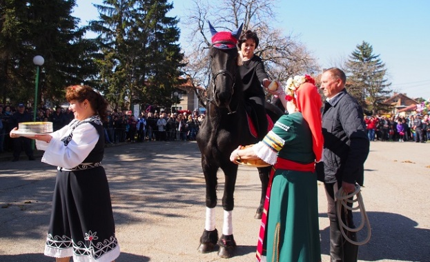 Нинова към Борисов: Отново ли ще унижите родината ни за потупване по рамото?