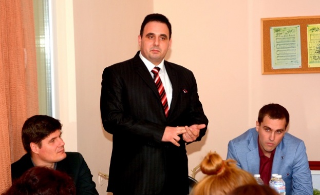 Местните препълниха читалището в кв. Пропуда, за да чуят кандидатите за гласа им