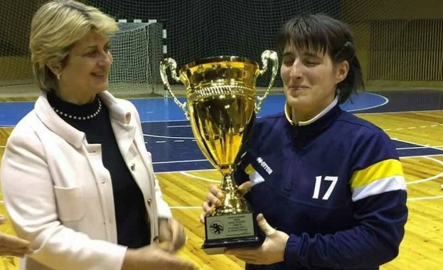 Весела Лечева донесе късмет на хандбалистките от Етър