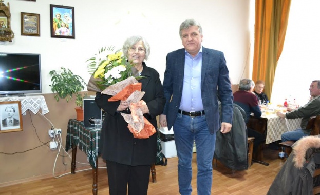 Манол Генов на осмомартенска среща в клуба на пенсионера в Асеновград