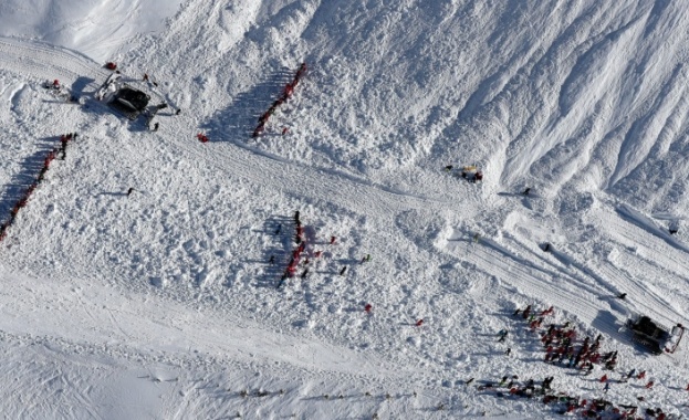 Лавина затрупа хора във френския ски курорт Тин (обновена)