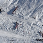 Лавина затрупа хора във френския ски курорт Тин (обновена)