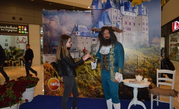 На 8 март дамите в Sofia Ring Mall бяха посрещнати от Звяра с прекрасна роза