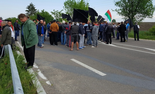 Животновъди на протест срещу министерска заповед на главен път Е-79