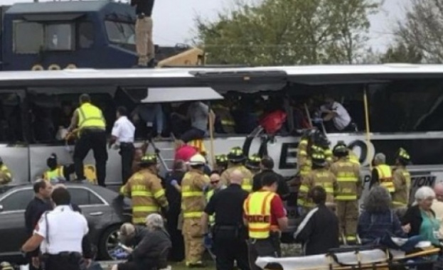 Влак отнесе автобус в САЩ, 4-има са убити