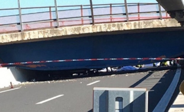 Мост се срути върху магистрала в Италия, има жертви