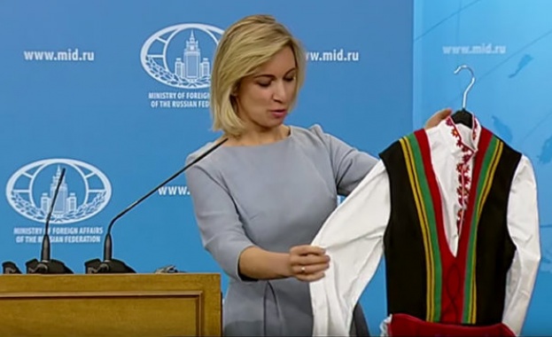 Наш журналист подари на Захарова българска народна носия (видео)